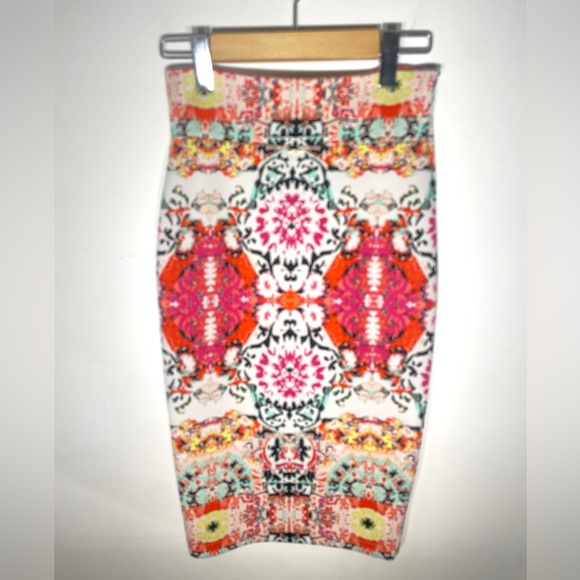 bebe brand new skirt,  very comfortable fabric and does not wrinkle. - Picture 4 of 8
